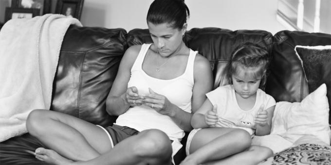Žmonės be išmaniųjų telefonų - motina ir dukra