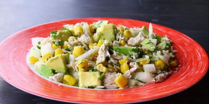 Dietiniai patiekalai: Vištienos salotos su avokadu ir kukurūzais