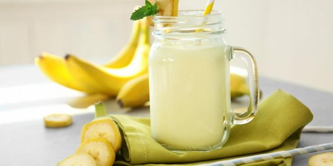 Pieno kokteilis su bananais ir kreminiu sūriu