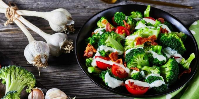 Salotos su brokoliais, pomidorais ir šonine
