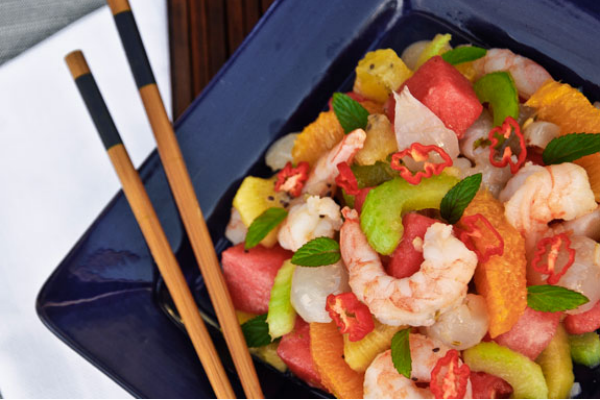 Vasaros salotos su krevetėmis ir arbūzas