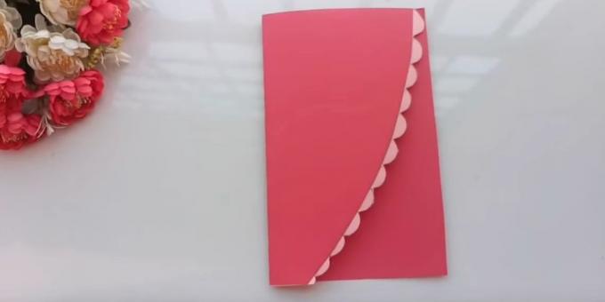 Gimimo diena kortelė su savo rankas: Cut rožinė popieriaus lapą per pusę skersai