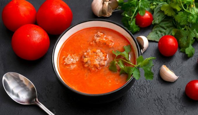 Pomidorų sriuba su ryžiais ir mėsos kukuliais