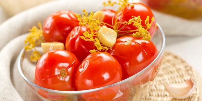 Kaip marinuoti pomidorai, česnakai, krienai ir garstyčių grūdų