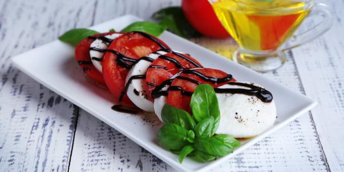 Salotos su mocarela, pomidorais ir balzamiko padažu: paprastas receptas