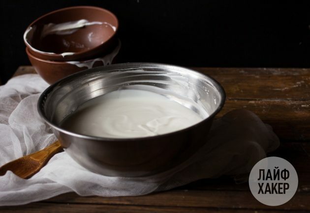 Norėdami gaminti naminį jogurto pagrindu pagamintą kreminį sūrį, sumaišykite grietinę ir jogurtą