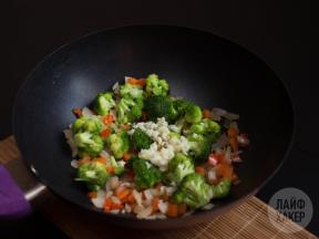 Kaip virėjas nebrangiai Vakarienė: ryžiai Greitas kepimas daržovių