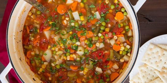 daržovių sriubos: sriuba su morkomis, kukurūzai, žirniai ir šparaginėmis pupelėmis