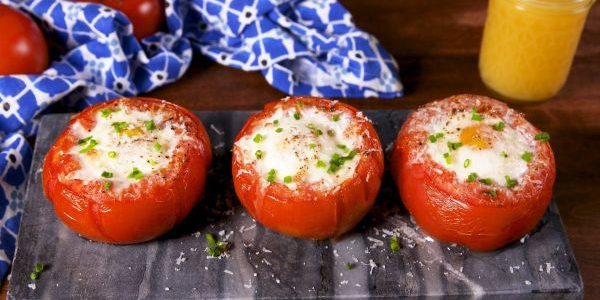 Kaip virėjas kiaušiniai orkaitėje: Baked kiaušinių pomidorų krepšelį