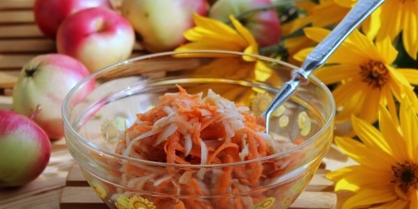 Artišokas receptai: Saldūs salotos su topinambų, obuolių ir morkų