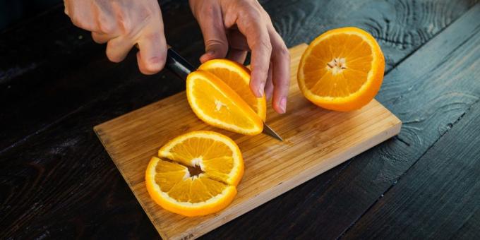 Uogienė iš abrikosų ir apelsinų: cut apelsinai
