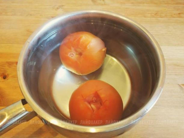 Aplaistyto Joe Burgerio receptas: pomidorus porai minučių padėkite į karštą vandenį