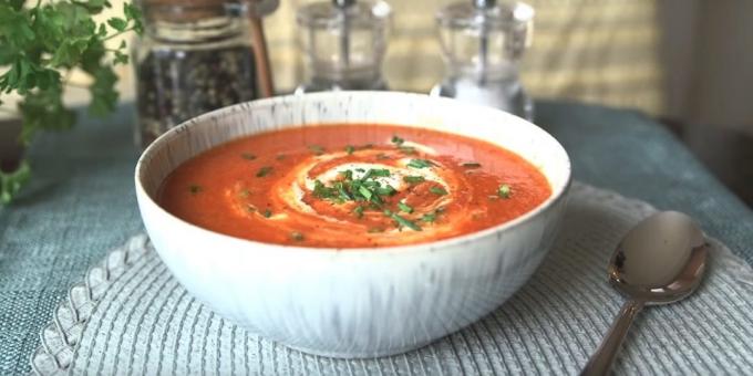 Pomidorų sriuba su žiediniais kopūstais, paprika, svogūnai ir česnakai: paprastas receptas