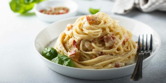 Carbonara makaronai su kreminiu sūriu ir šonine