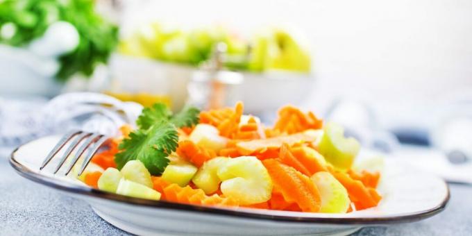 Lengvos salierų ir morkų salotos