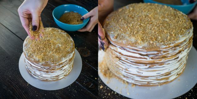 Mead pyrago receptas: likusį pyragą sutrinkite į trupinius ir pabarstykite ant jo pyragą.