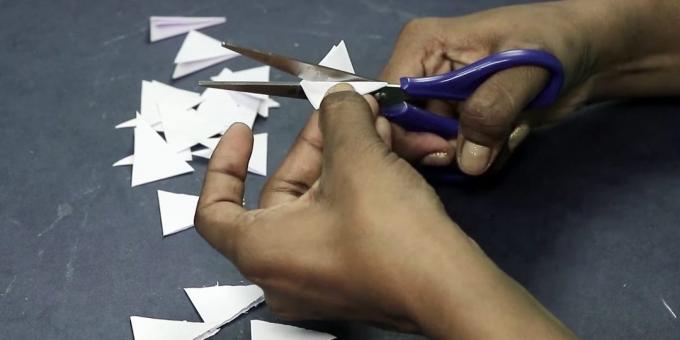 Gimimo diena kortelė su savo rankas: Skintos trikampiai iš balto popieriaus