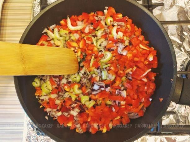 Nerangus Joe mėsainių receptas: siųskite virti supjaustytus salierus, svogūnus ir varpines paprikas
