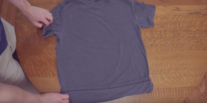 Nustatyti T-marškinėliai ir šiek tiek sulenkti apatinį kraštą