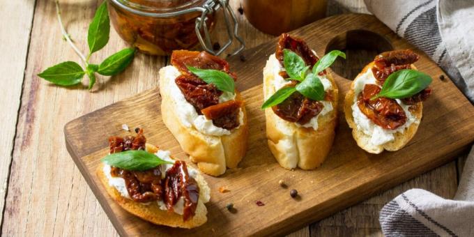 Bruschetta su saulėje džiovintais pomidorais ir rikota