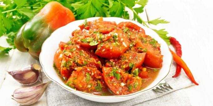 Marinuoti pomidorai su pipirais ir česnaku