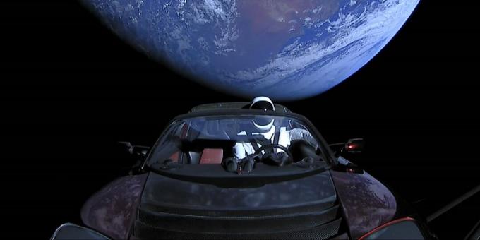 Neįprasti objektai kosmose: „Tesla“ automobilis