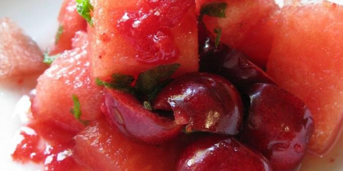 Vaisių salotos: arbūzas-mėtų salotos su vyšniomis