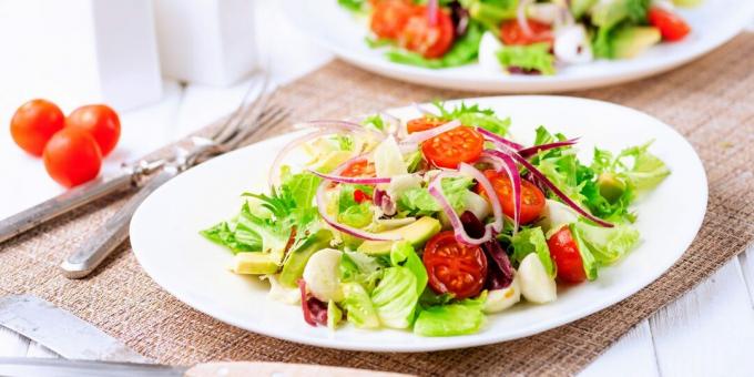Mocarelos, avokado ir vyšnių salotos: paprastas receptas