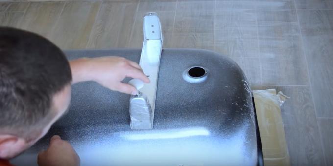 Montuojant vonią: kaip prijungti plieno vonios kojas