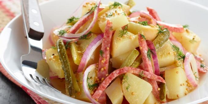 Salotos su konservuoti agurkai, bulvės ir dešrelės