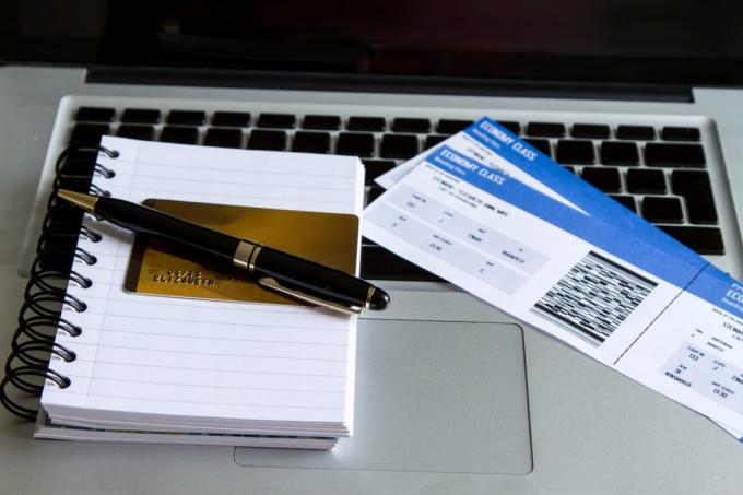 Ieško skrydžio bilietus internetu su kreditine kortele