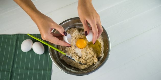 Kriaušių ir riešutų pyragas: įpilkite jogurto, sviesto ir kiaušinių