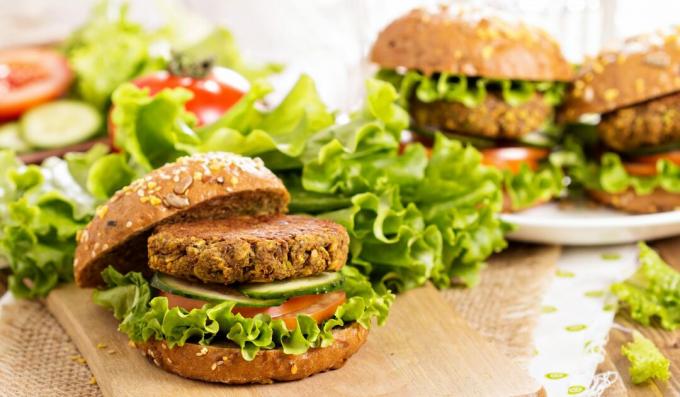 Veggie Burger su bulvių ir riešutų kotletu