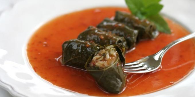 Dolma pomidorų padažas su jogurto ir obuolių