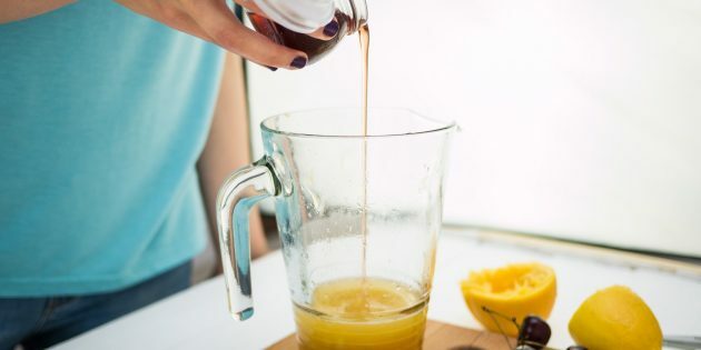 Vyšnių limonadas: sumaišykite sultis ir vyšnių sirupą