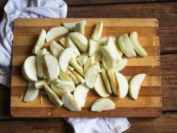 Tart taten su obuoliais: receptas. Susmulkinkite obuolius
