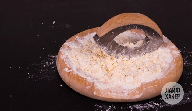 Sūrio krekeriai: sviestą ir miltus paverskite mažais trupiniais