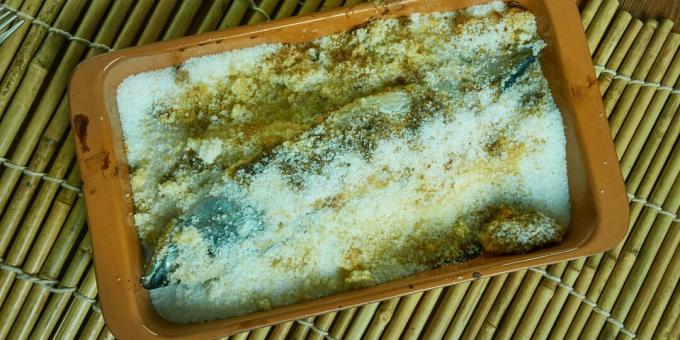 Skumbrė orkaitėje po druska: paprastas receptas